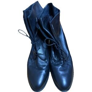 STUART WEITZMAN Woman’s Black Flat Leather Booties Made in Spain Size 9.5 M